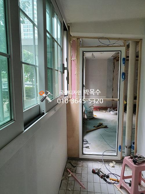 타일 바닥과 창문이 맞닿은 단열 시공 부위