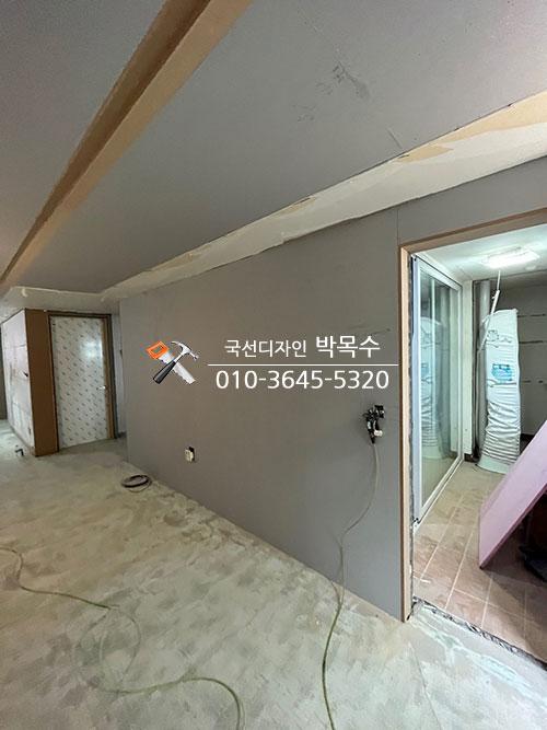 창문 인근의 목공 작업 과정