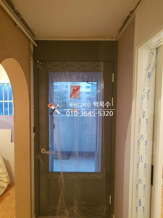 유리 패널이 포함된 녹색 원도어 중문