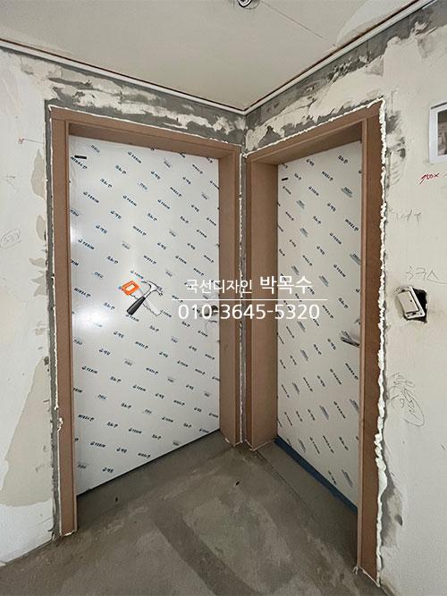 도어 설치 전 벽면과 문틀의 상태