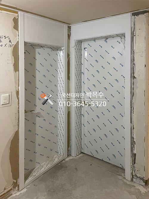 전기 스위치와 보호재가 부착된 벽면 작업