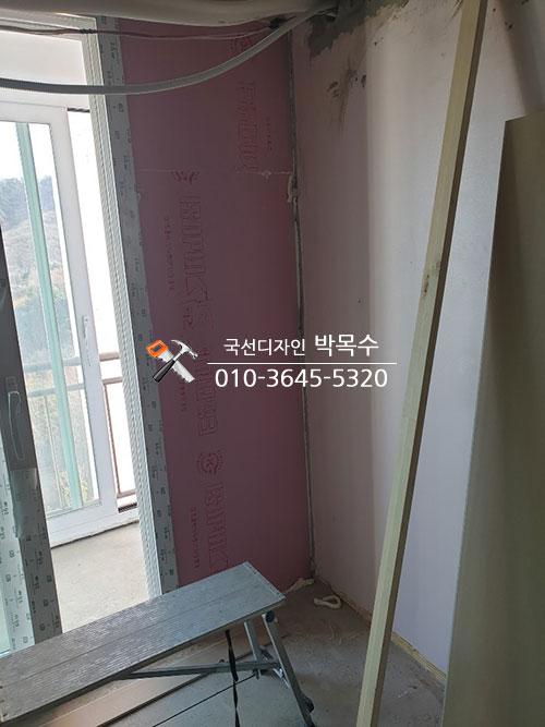 창문 주변의 붉은색 보드 단열 작업