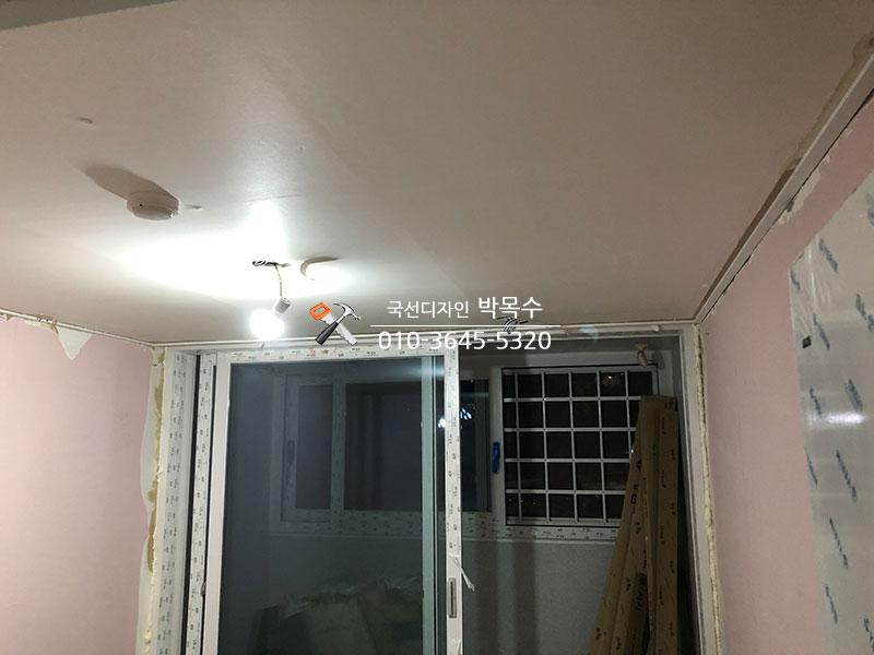 창문 주변의 석고 마감 과정