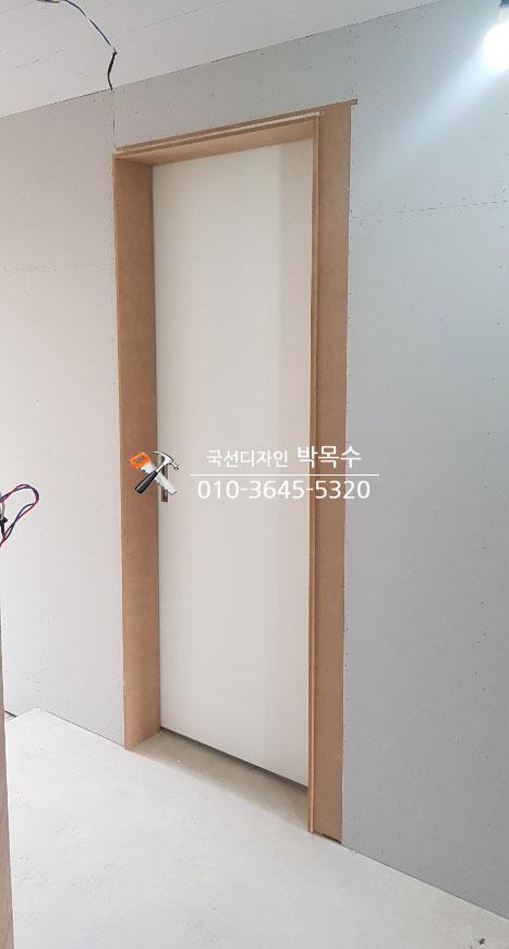 도어 프레임과 유리 패널의 설치 과정