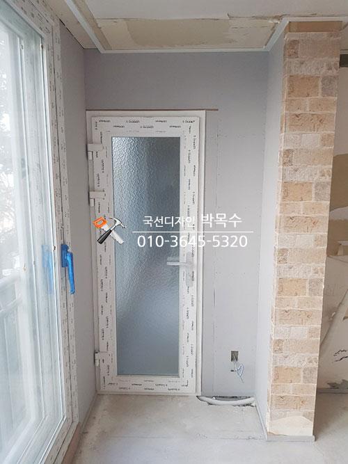 흰색 프레임 도어가 설치된 현관 공간