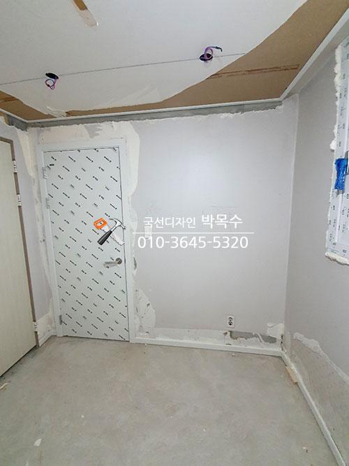 마감재가 부분적으로 부착된 작업 현장