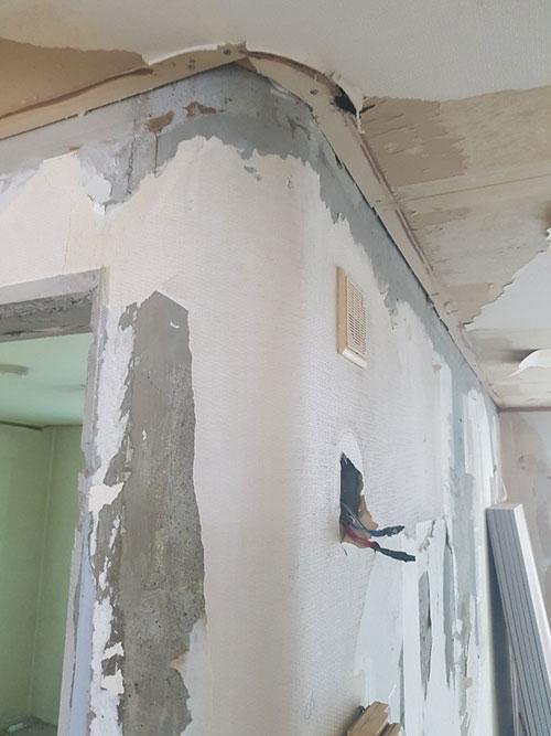 벽과 천장이 부분적으로 철거된 공사 현장