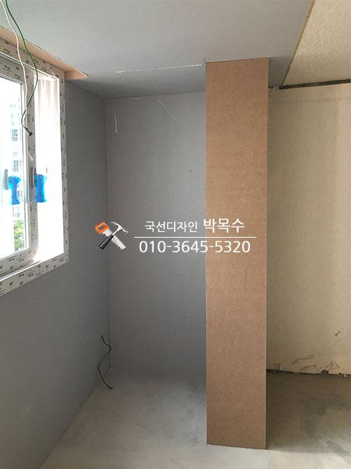 구조물이 세워진 흰색 마감 공간