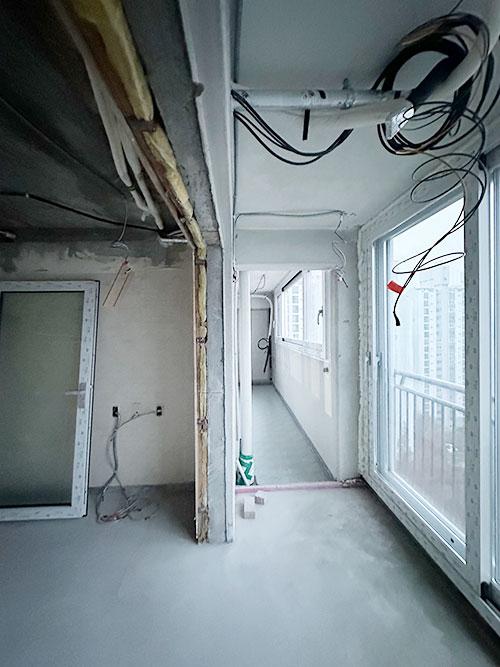 배관과 전선이 그대로 보이던 공사 중인 복도