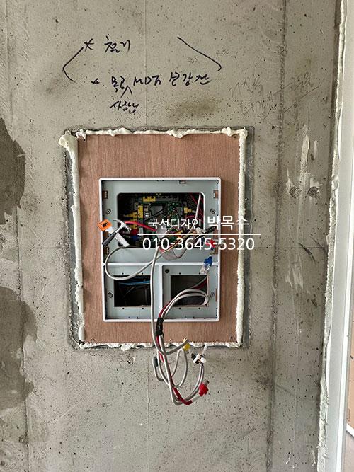 전기 박스 내부의 배선과 장치가 연결된 모습