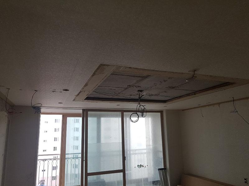 천장 마감재 철거 후 노출된 전선들의 모습