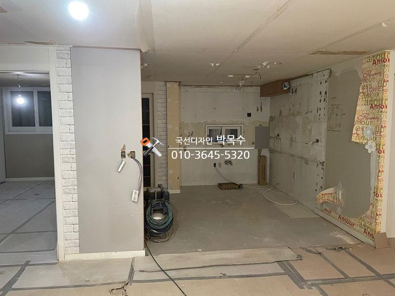 정밀 작업을 위해 준비된 수공구와 소형 도구들