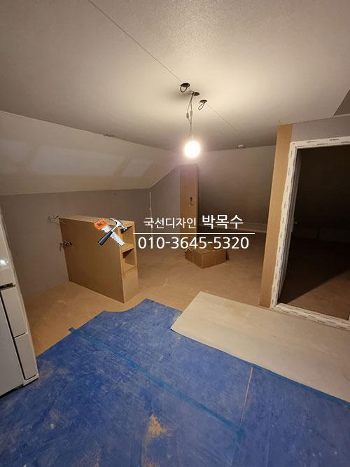 수납장 설치와 조명 작업이 진행 중인 공간