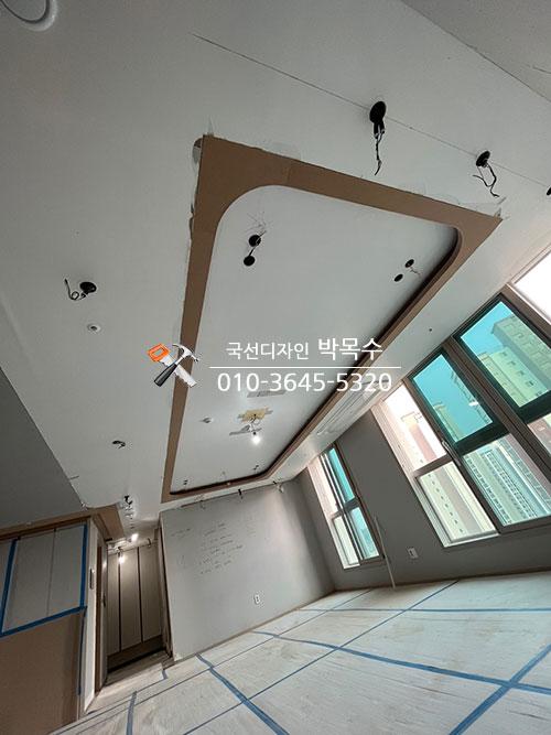 실링팬 설치를 위해 프레임을 세운 천장 모습