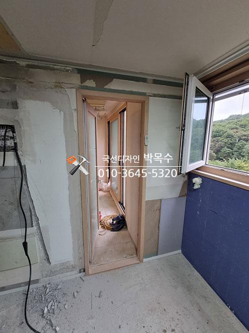 베이지색 문틀이 설치된 복도 시공 현장
