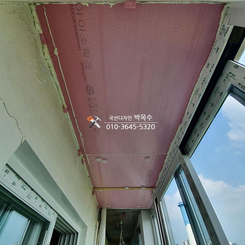 천장에 밀착 시공된 분홍색 단열재