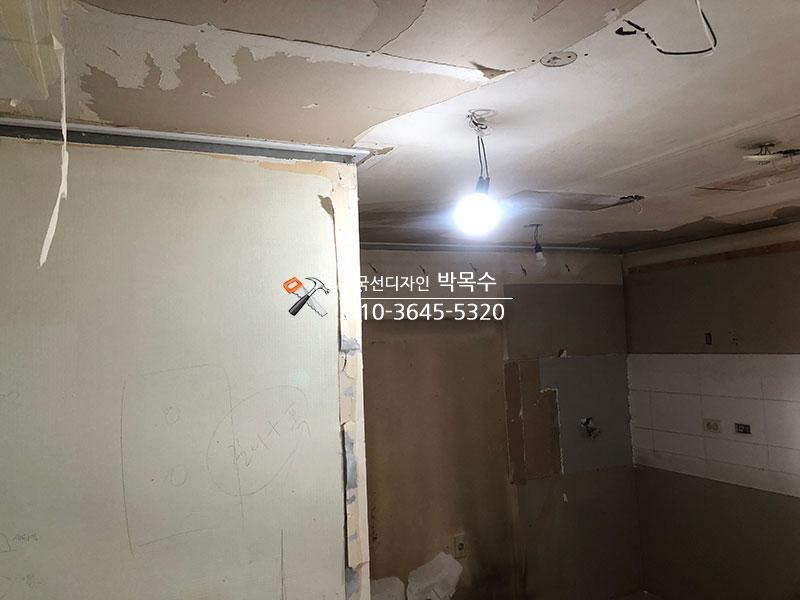 조명이 노출된 천장과 벽면 타일의 경계