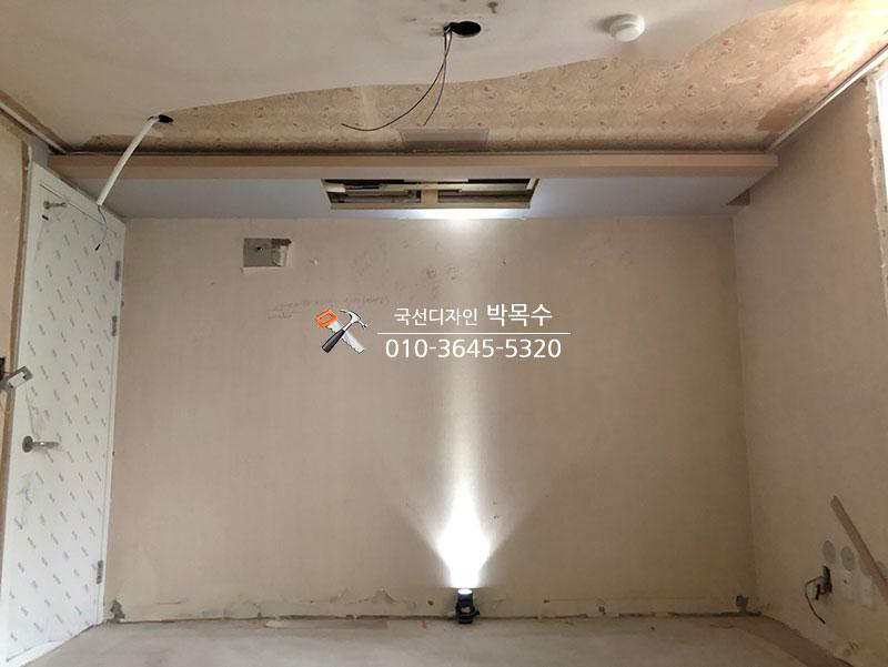 천장 전선이 노출된 텅 빈 내부 공간