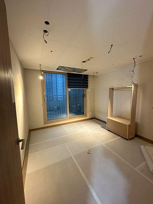 깔끔하게 마감되어 빛이 머무는 드레스룸