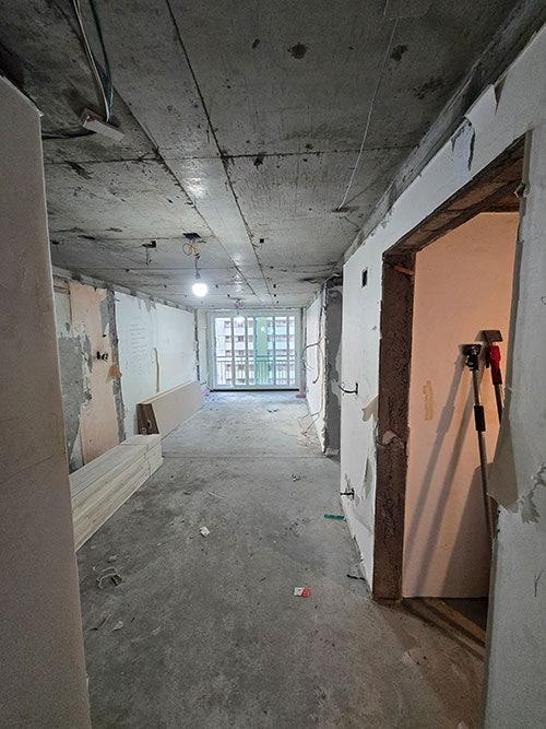 벽면과 천장 기초 작업을 이어가던 복도