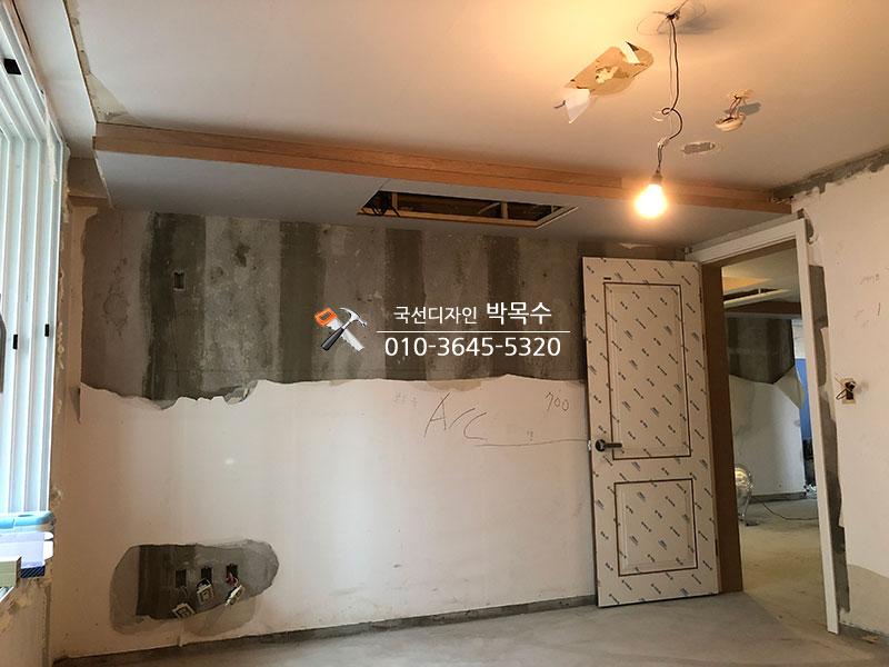보호 필름이 덮인 문과 벽면 마감 과정
