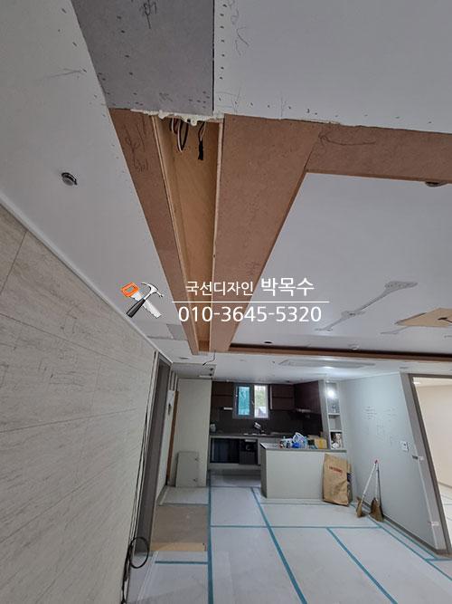 마감 전 상태의 주방 공간과 바닥 테이프