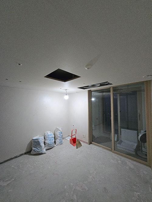 바닥재가 깔리고 마무리를 앞둔 깨끗한 실내
