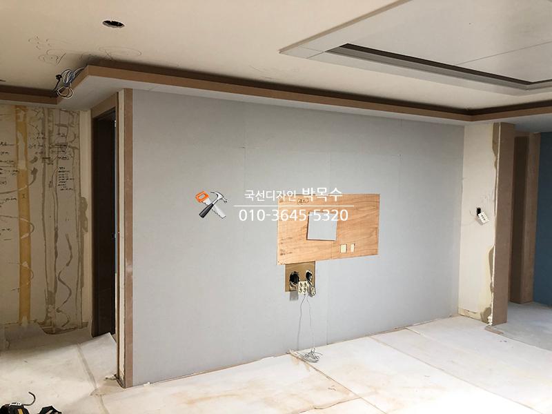 전기 박스와 목재 패널이 부착된 빈 공간