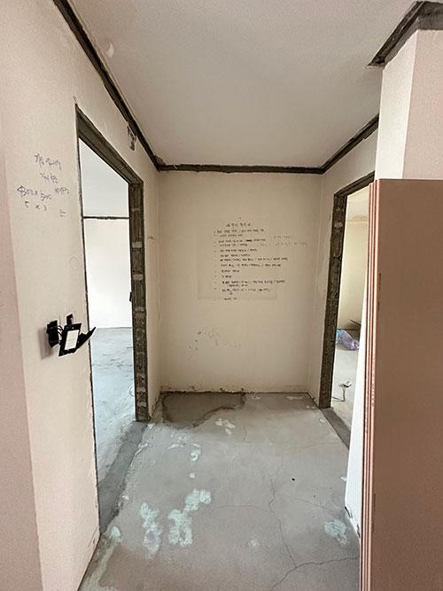 슬림문틀과 9미리 문선으로 완성된 간결한 라인