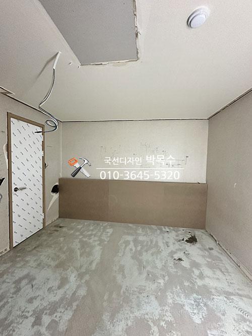 자재들이 놓인 부분 마감 상태의 방