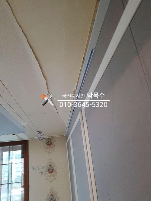 평몰딩 시공 전 천장과 문이 보이는 실내
