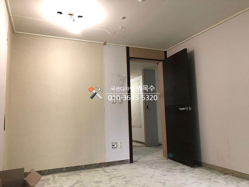 전기 스위치가 설치된 복도 연결 통로