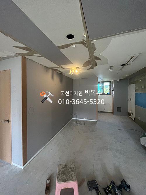 바닥면 작업 중인 수공구와 소형 기기