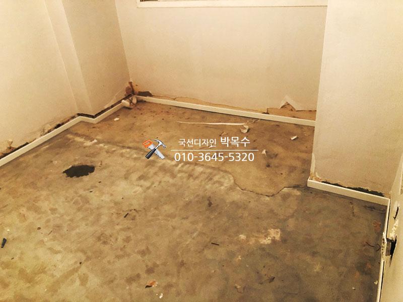 벽지와 바닥재가 제거된 기초 상태의 공간