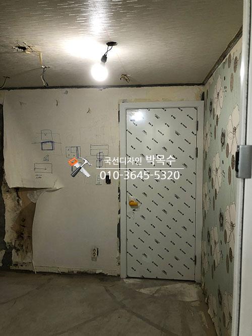 벽면 철거 후 흰색 도어가 설치된 모습