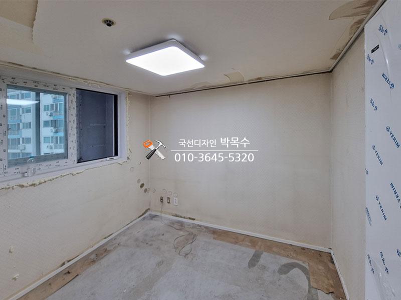 창호가 설치된 마감 전의 텅 빈 방