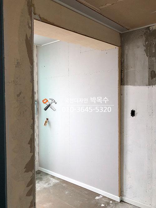 흰색 보드와 콘크리트 벽면이 섞여 있는 공정