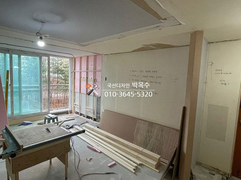 정밀 작업을 위해 준비된 수공구와 소형 기기