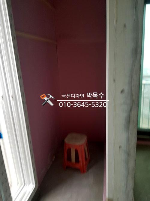 분홍색 단열재와 흰색 문틀이 보이는 모습