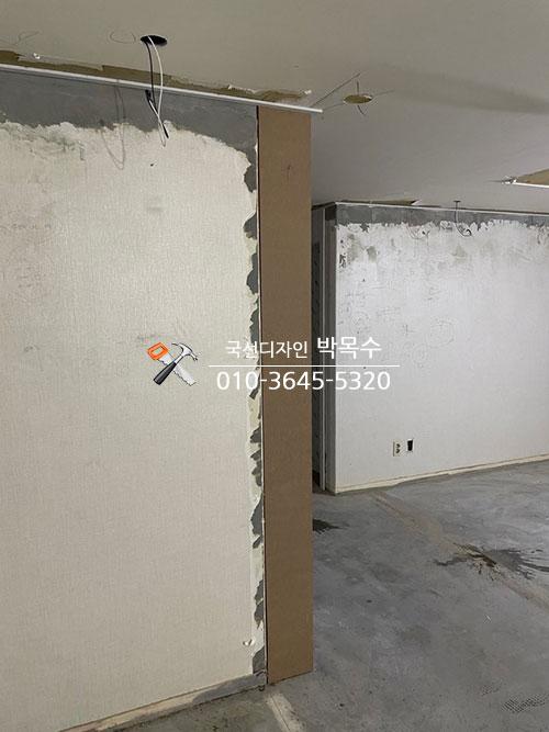 수납장 철거 후 정리된 벽면 상태