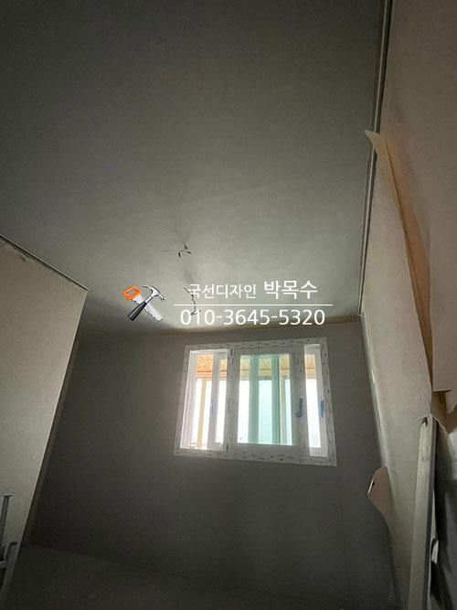 천장 전선과 유리 패널 창호가 보이는 실내