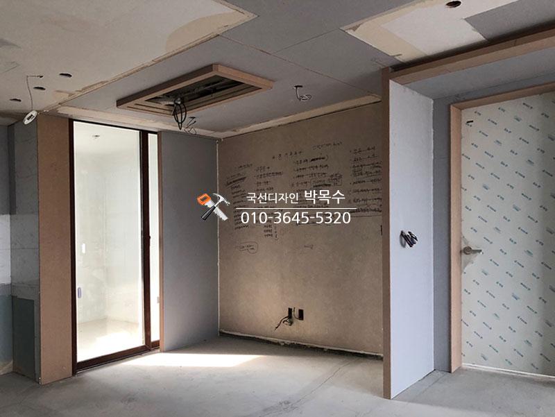 벽면 석고 덧방과 천장 전선 배치 상태