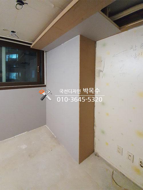 천장 구조물과 전기 소켓이 보이는 마감 전 상태