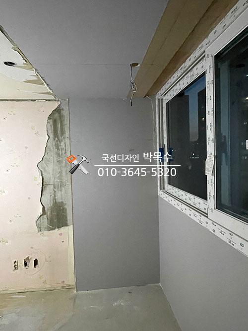 벽지가 벗겨진 벽면과 노출된 천장 전선 라인