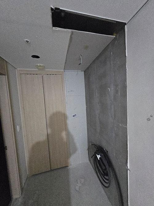 목재 도어와 전선 정리가 진행 중이던 복도 공간