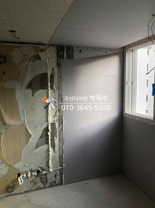 콘크리트 면이 노출된 철거 벽면