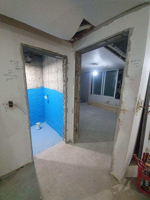 문틀이 철거되어 개방된 벽체