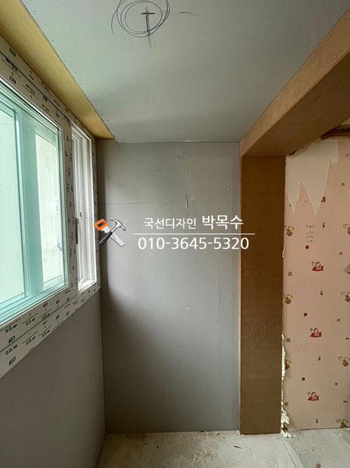 흰색 바닥재와 천장 마감이 완료된 실내
