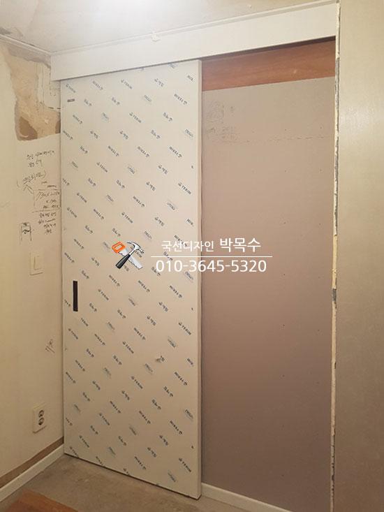 파란 보호 테두리가 둘러진 도어 프레임 상부