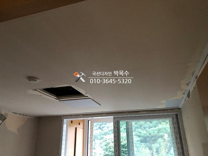 천장의 뚫린 구멍과 창호 유리 패널